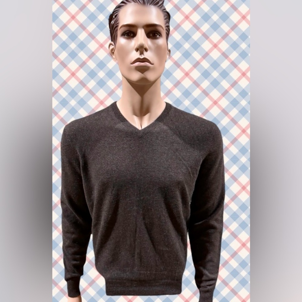 Neiman Marcus Sweater, Men’s size Medium, 100% Chashmere, Gently used.